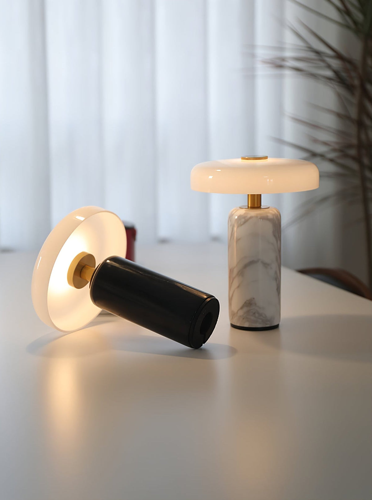 Skusosia Globe Table Lamp
