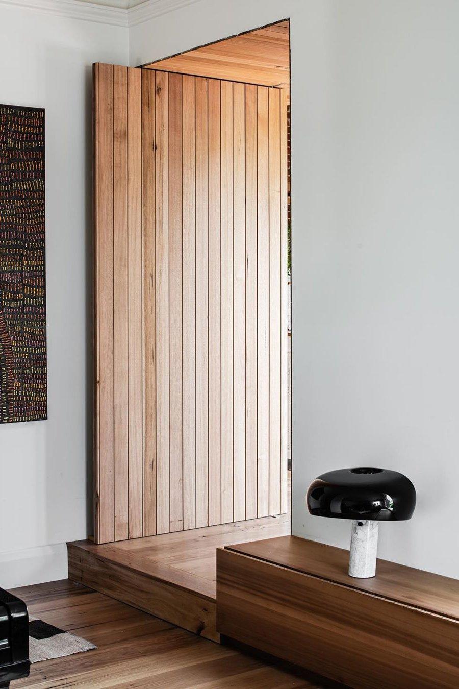 Stoskeni Table Lamp