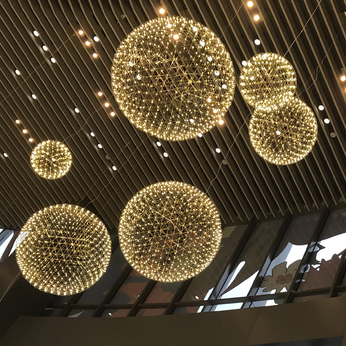 Risseri Globe Pendant Light