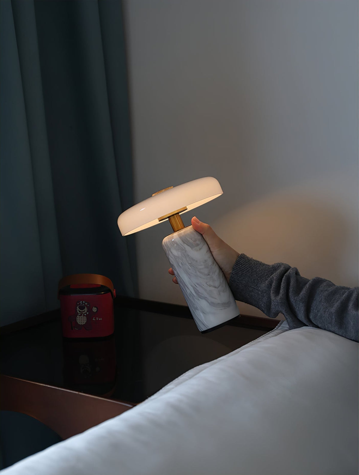 Skusosia Globe Table Lamp
