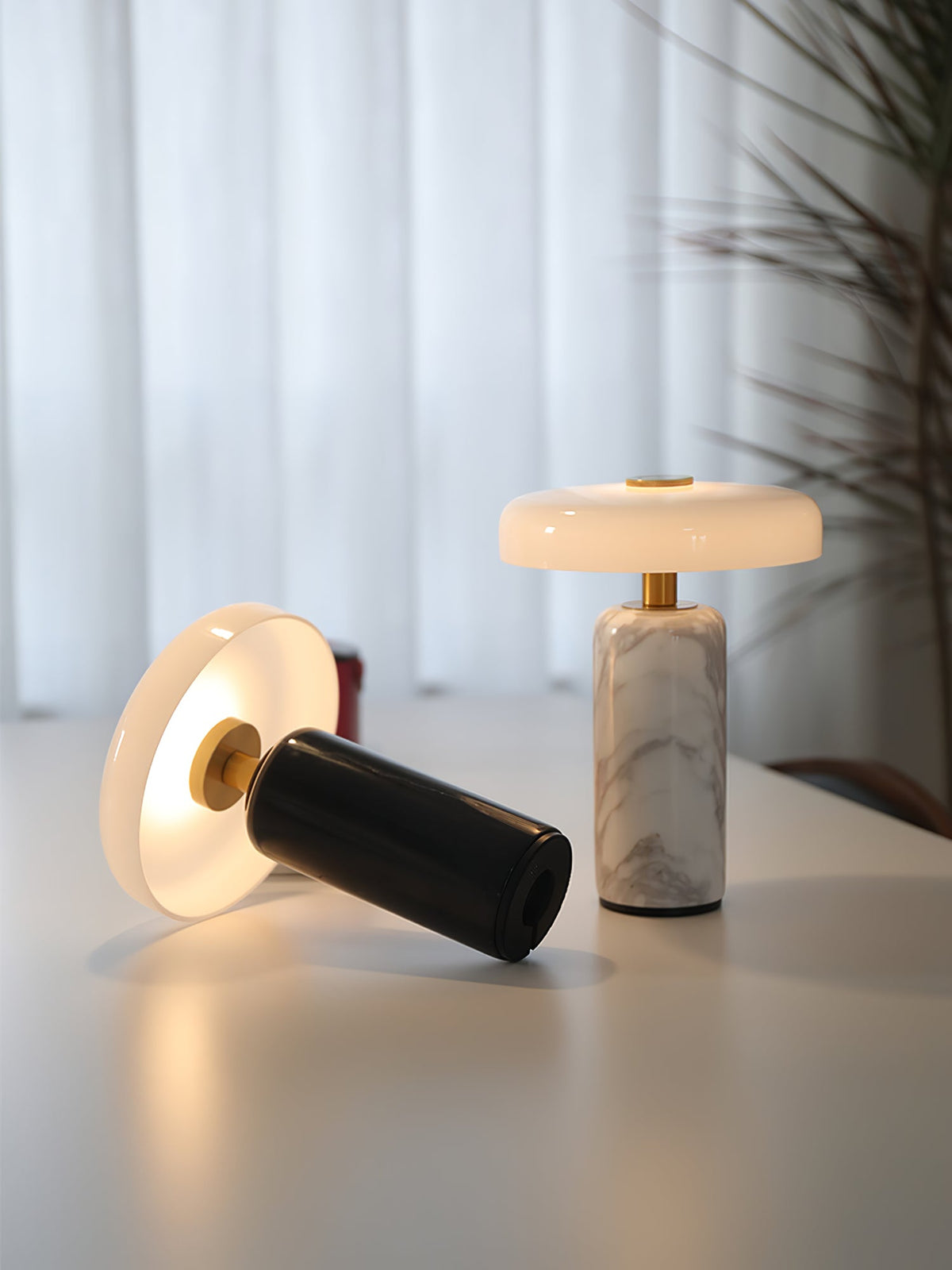 Skusosia Globe Table Lamp