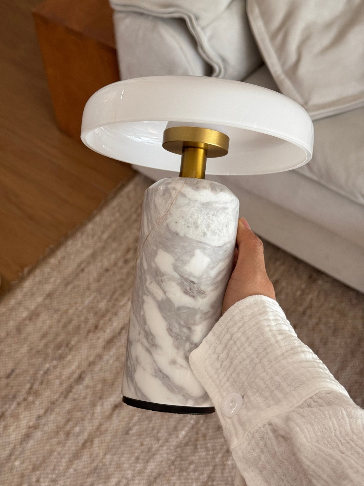 Skusosia Globe Table Lamp