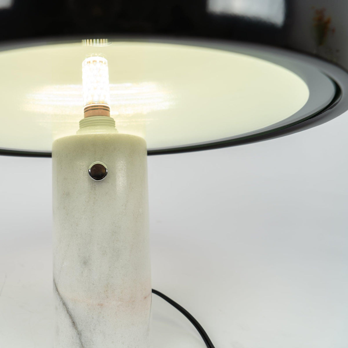 Stoskeni Table Lamp